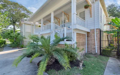 Newly Renovated Historical Galveston Home - 8 min walk to beach!