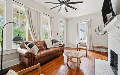 Charming duplex w/ Private Entrance, Kitchen & TV