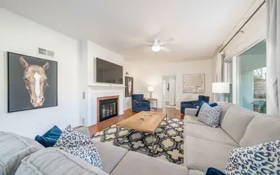 Oak Vegas: Walk to Oaklawn, 3 King Beds, Pets