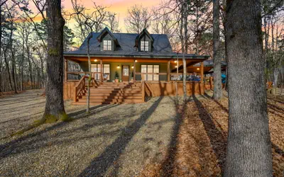 Private Cabin on 4 acres + Near Attractions + Private Oversized Porch + Hot Tub