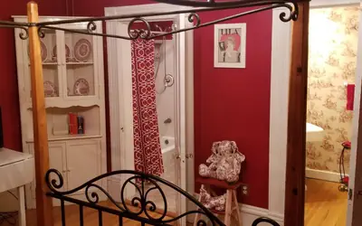 Historic Victorian Inn - Red Suite (KP117Red)