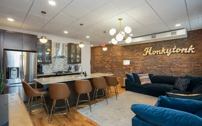 The Honky Tonk - 2 Blocks to Broadway