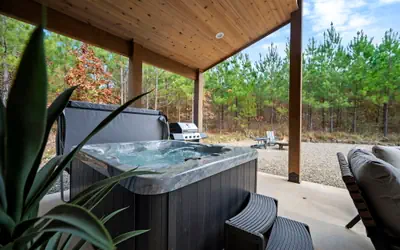 1-Bedroom Broken Bow Cabin w/ Hot Tub | Romantic Couples & Solo Retreat
