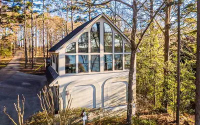 Modern Treehouse: Views, Comfort & Attractions