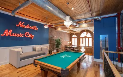 The Titan Penthouse-Rooftop with Hot Tub at Printer's Alley, steps to Broadway