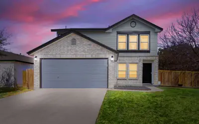 40% Monthly Discount Beautiful Blue Haus w/ Private Patio, Office Desk