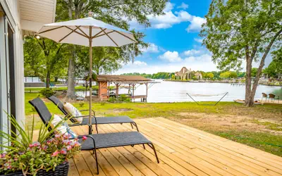 Beehive: Lakefront, Dock, Kayaks, Firepit, Pets