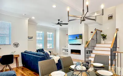 Rooftop Views • Chef’s Kitchen • Walk to Downtown