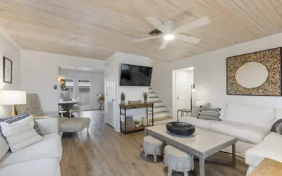 2 Blocks From Beach. Pet Friendly! Book Now for April/May!