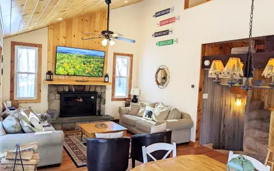 Classic VT Ski Chalet - Walkable to Okemo Ski Lift w/Fit Pit & Pool Table