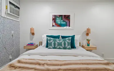 Belmont Flat: Queen Bed, Smart TV, Pet-Friendly Retreat with Parking!