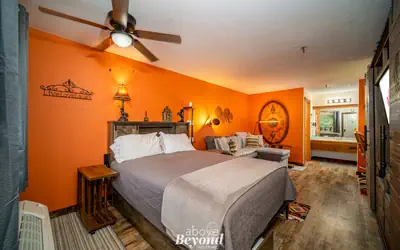 Sunset- and horse- themed condo minutes to SDC with Shuttle