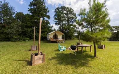 Cozy Forest Retreat: Snug Glamping by the Fire Pit