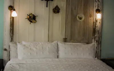 Traditional Bed & Breakfast private room and bath