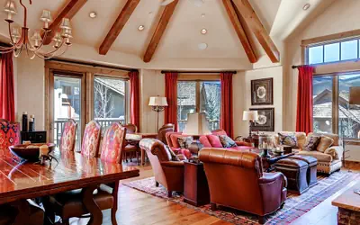 5 Bed/5 Bath Condo - Steps from the Chairlift!