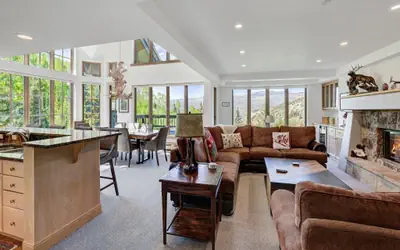 Scenic Penthouse Condo for 10, Ski In at Pines Lodge!