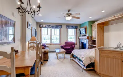 Sleeps 4~Walk to the Slopes~No cleaning Fees