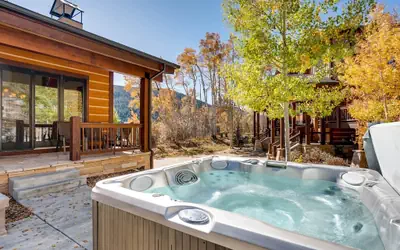 Beautiful 4Br Townhome with Private Hot tub!