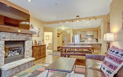 Luxe 2Br 2Ba - Rocky Mountain Views + Walk to Mainstreet