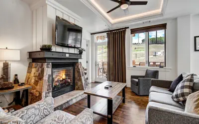 Spacious 4 Bedroom Condo Steps from Winter Activities