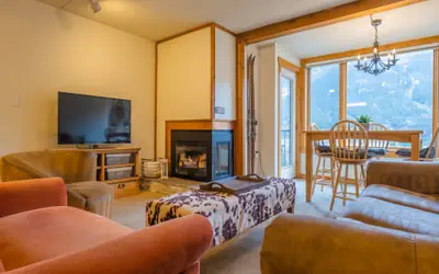 Comfortable Cozy Condo - Short Walk to American Eagle Lift - SH402