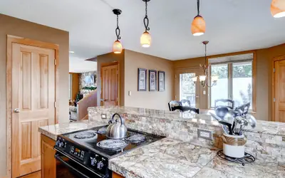 3Bdr condo-master fireplace, upgraded kitchen