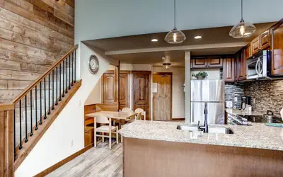 Nicest 1Br Condo in Lakeside Village! Kids Ski Free