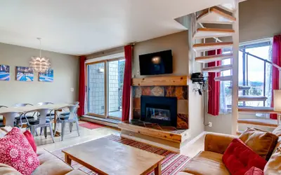 Renovated, spacious, beautiful! Stay here & kids ski free!