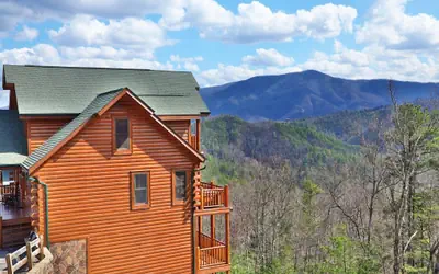 Spacious Mountain Lodge with Deluxe Amenities