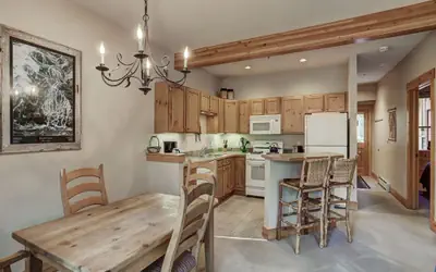 8757 Trappers Crossing