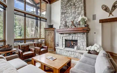 Refined 5 BR Private Home with Private Hot Tub Save 20% on 7+ Nights!