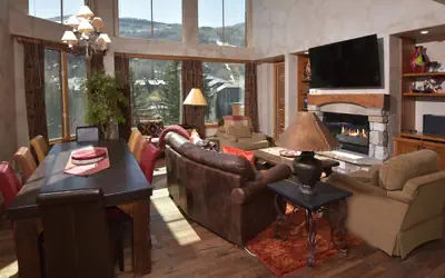 Spacious 4 Bedroom + Loft 4.5Ba Condo- Ski in/out