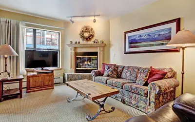Charming 2Br Steps to Snow-capped Adventures and Main St