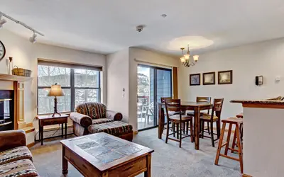 Bright 2Br Plus Den 3Ba - Steps to Vibrant Main Street, Ski-to-Town