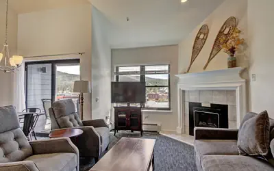 Perfectly Located 1Br With loft- Close to Lifts & Downtown