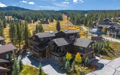 Beautiful Executive Ski-In Ski-Out Rooftop Hot tub - LR962