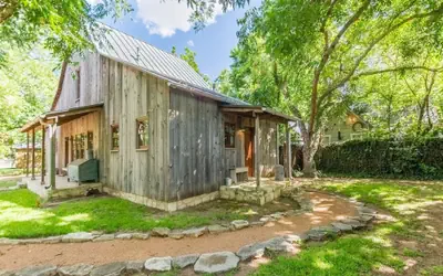 Ada's Peach Street Hideaway