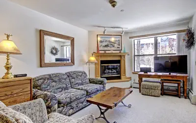 Relaxed Studio Seconds to Historic Main Street - Sleeps 4