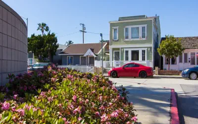 Relaxing Rooftop w/ Nice Views Sleeps 6: 209 38th