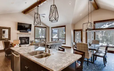 New 3Bdr Luxury Home-fireplace,on-site parking, Kids Ski Free