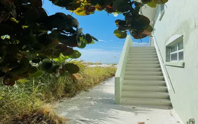 763 NORTH SHORE DRIVE - UPSTAIRS