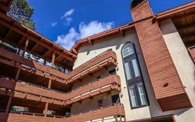 Bridges 105 Pet-Friendly. Ski-in Ski-out Condo with Beautiful Mountain Views and Private Washer Dryer