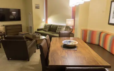 Updated Studio w Full Kitchen Spacious Living Room Save 20% on 7+ Nights!