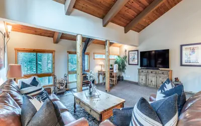 Courchevel 14 Remodeled Light and Bright Mountain Cabin, Walk to Canyon Lodge Slopes