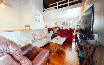 Sierra Manors 8 Pet-Friendly, Short Walk to the Shuttle, Spacious, Centrally Located