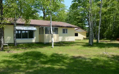 Lakeside Bills Bay Cabin