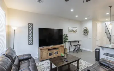 Sunny Ledgeview Retreat