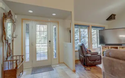 Pet-Friendly 13 Ollalie Home features Double Car Garage