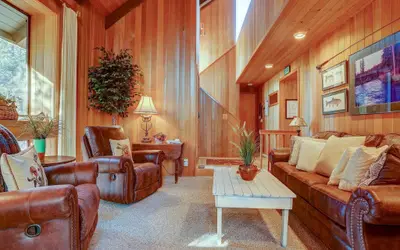 22 Rogue Home with Private Hot Tub, BBQ, and Game Room