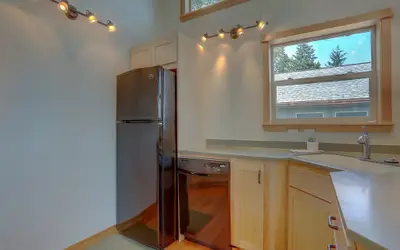 Hutson's Bridgeview House with HotTub & Huge Walk in Shower - 30 day min